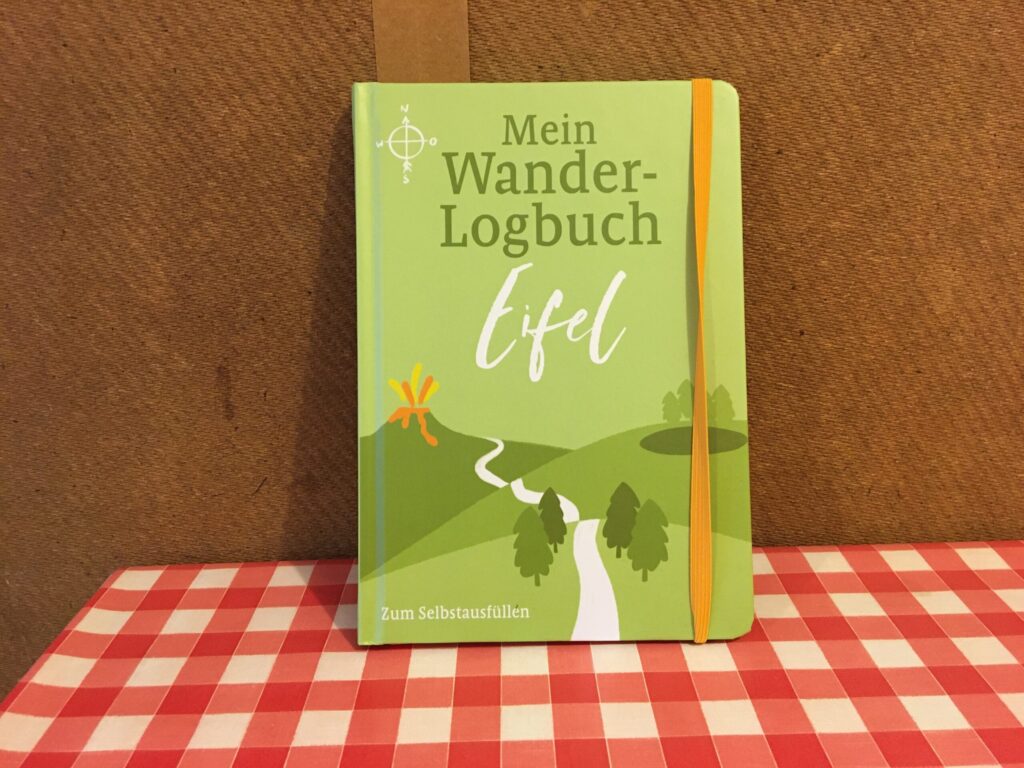 Wander-Logbuch: Eifel, Abbildung von vorne, auf dem Küchentisch des Autors