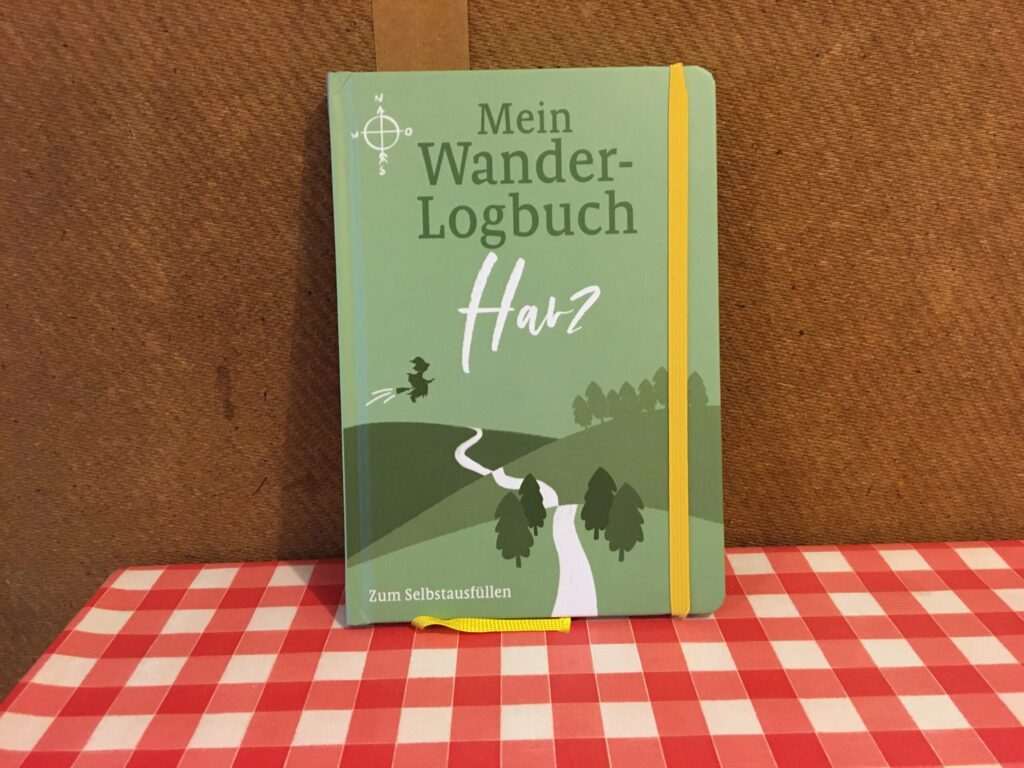 Wander-Logbuch: Eifel, Abbildung von vorne, auf dem Küchentisch des Autors