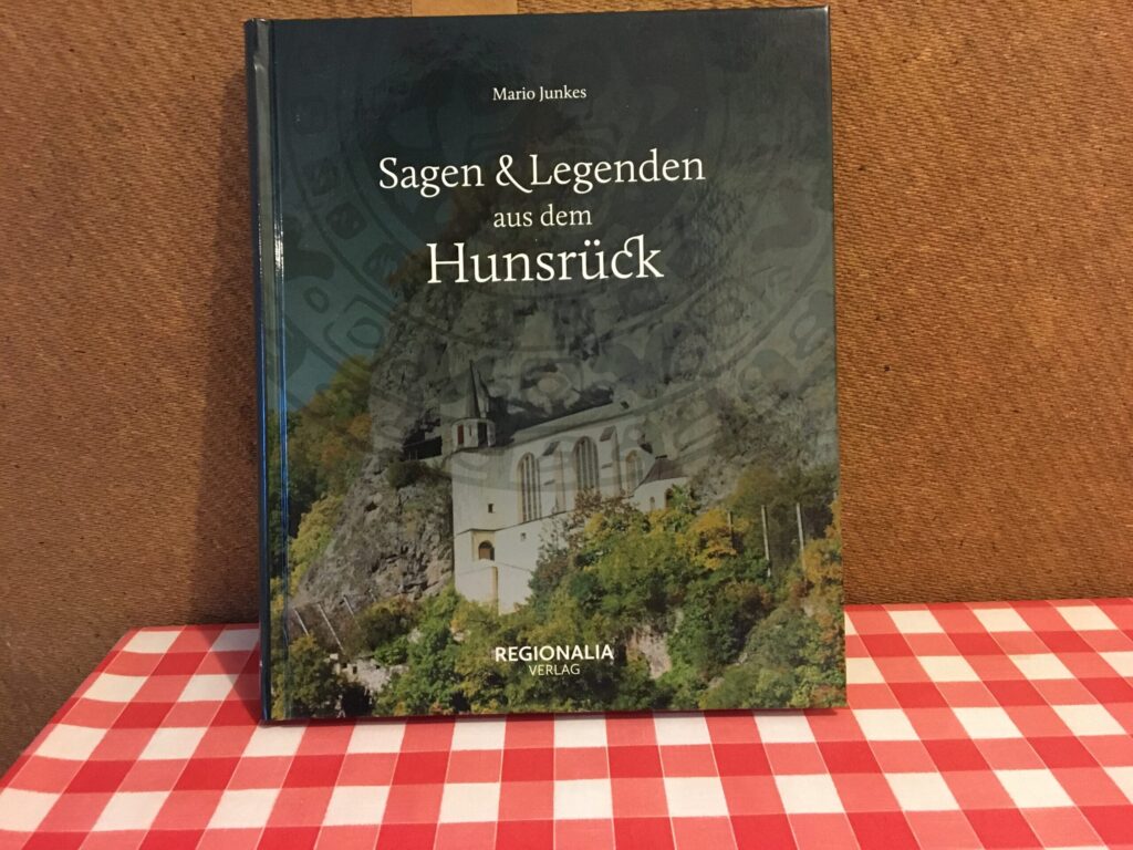 Sagen und Legenden aus dem Hunsrück und das Buch steht auf dem Küchentisch des Autors
