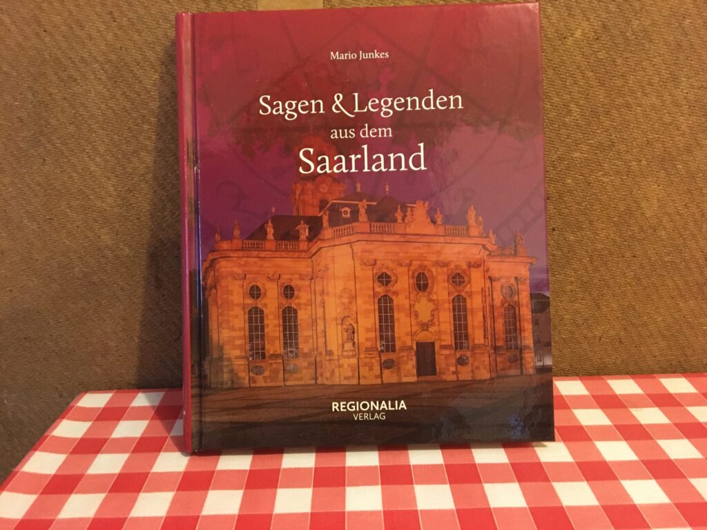 Sagen und Legenden aus dem Saarland, Foto des Buchs auf dem Küchentisch des Autors