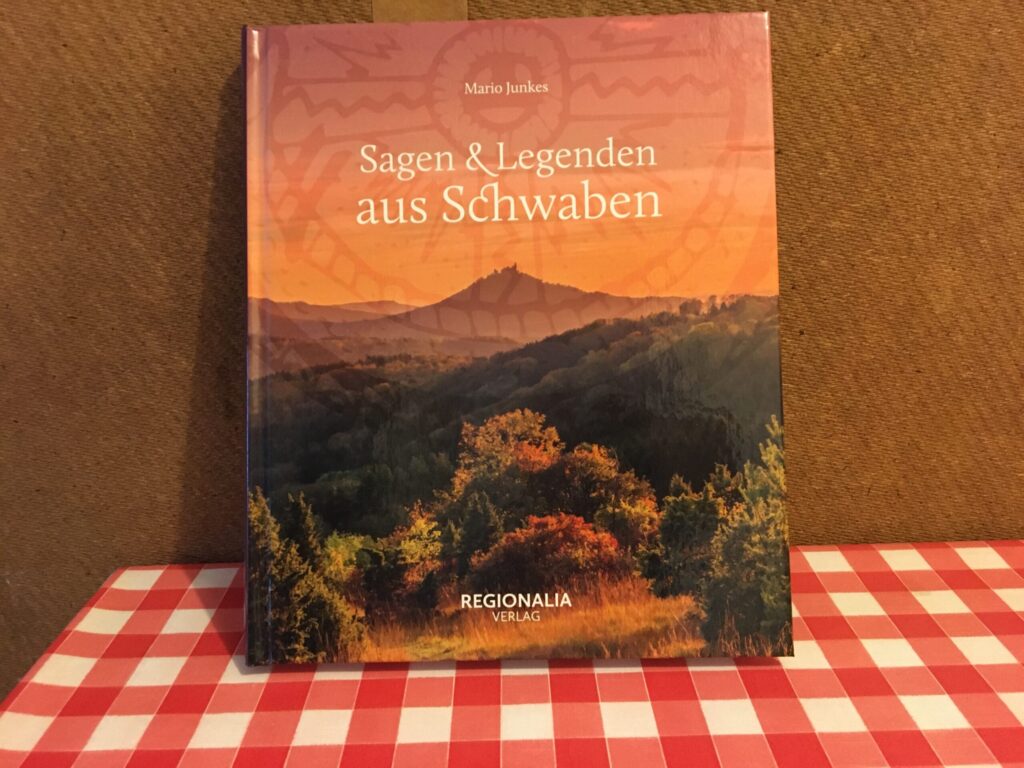 Sagen und Legenden aus Schwaben, wie es auf dem Küchentisch des Autors steht.
