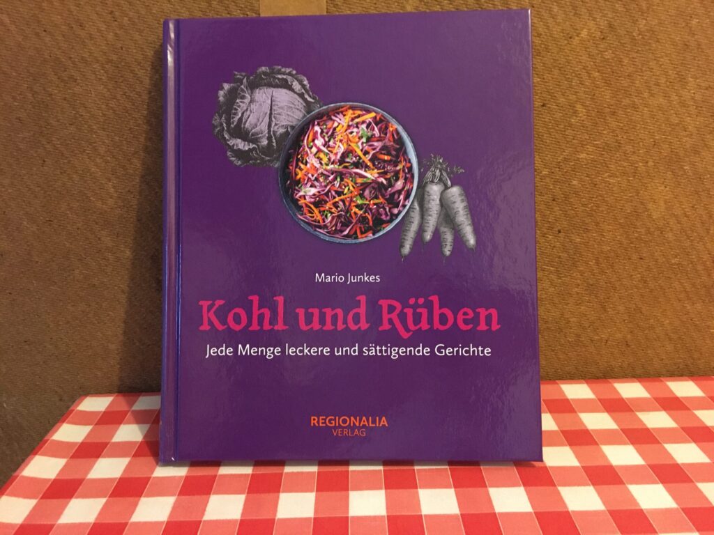 Kohl und Rüben, Buch auf dem Küchentisch des Autors