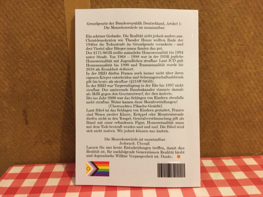 Max Mustermann und Moritz Musterfrau. Bild des Backcovers auf dem Küchentisch des Autors.