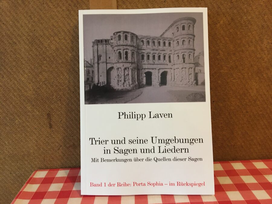 Das Buch "Trier und seine Umgebungen in Sagen und Liedern", wie es auf dem Küchentisch des Herausgebers steht.