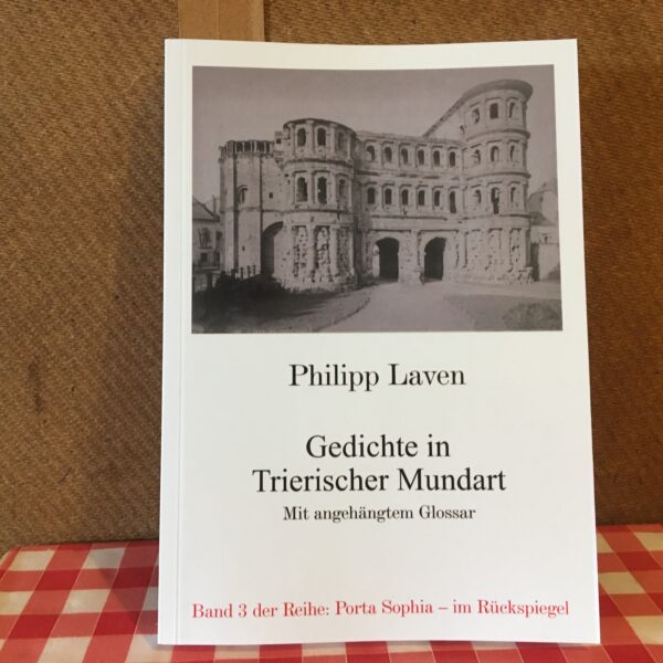 Bild des Buchs "Gedichte in Trierischer Mundart" auf dem Tisch des Herausgebers.