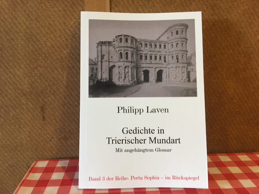 Bild des Buchs "Gedichte in Trierischer Mundart" auf dem Tisch des Herausgebers.